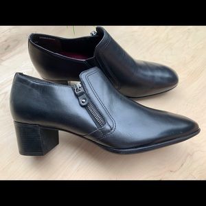 Munro woman NWT closed toe w/ zipper on si…